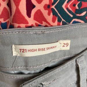 721 Levi’s high rise skinny jeans gray worn once!!! Excellent condition.